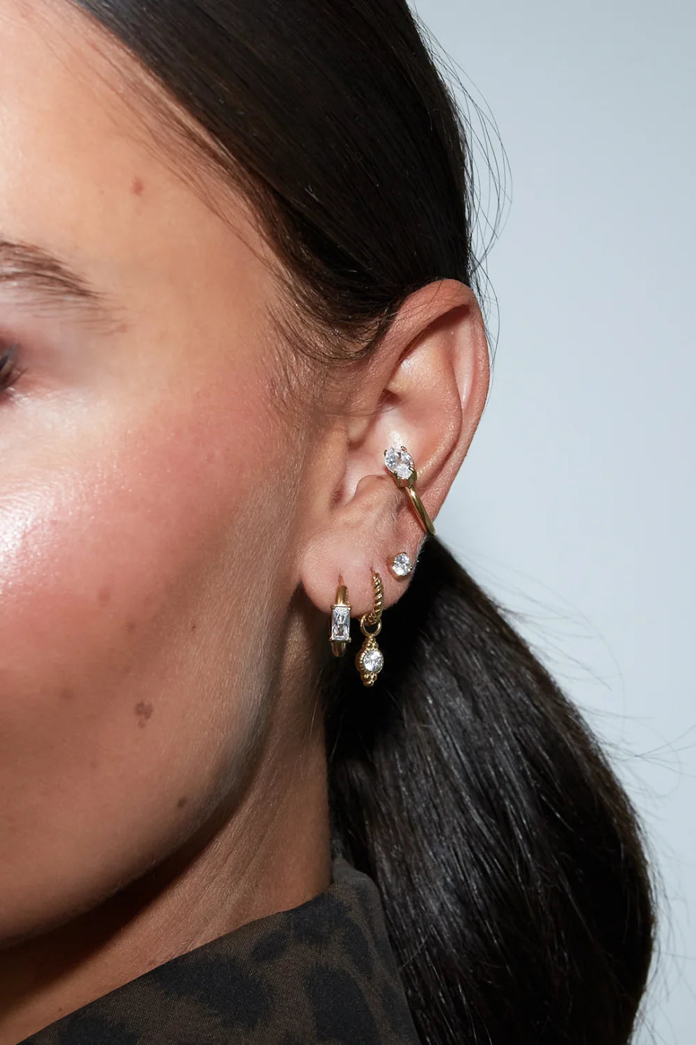 Minimal Oval Earcuff